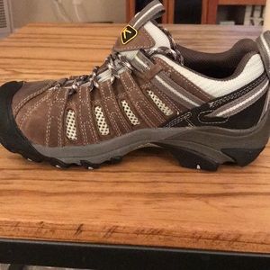 Keen hiking shoes. Size 6. Flint low (steel toes)